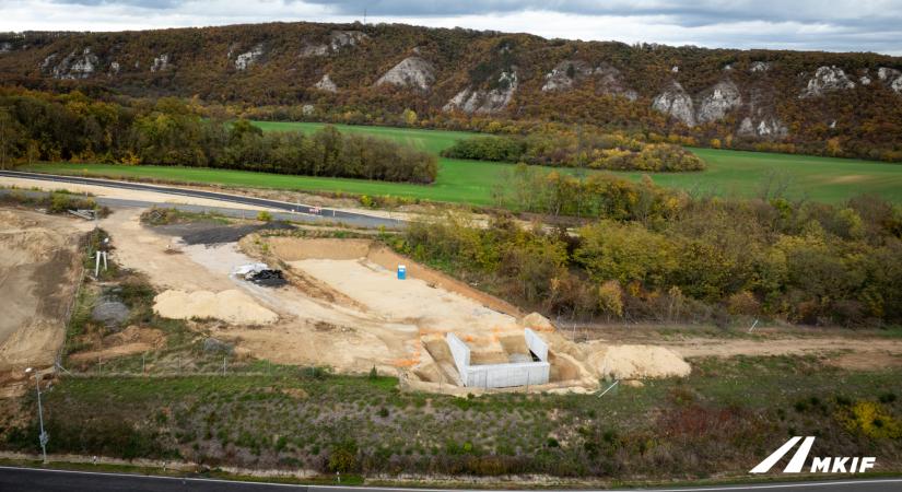 Éjjeli munkálatok kezdődnek az M1-esen, 72 hidat újítanak fel