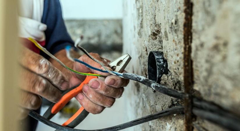 Életveszélyes hibákat hagyott maga után a kontár villanyszerelő, elítélték a férfit