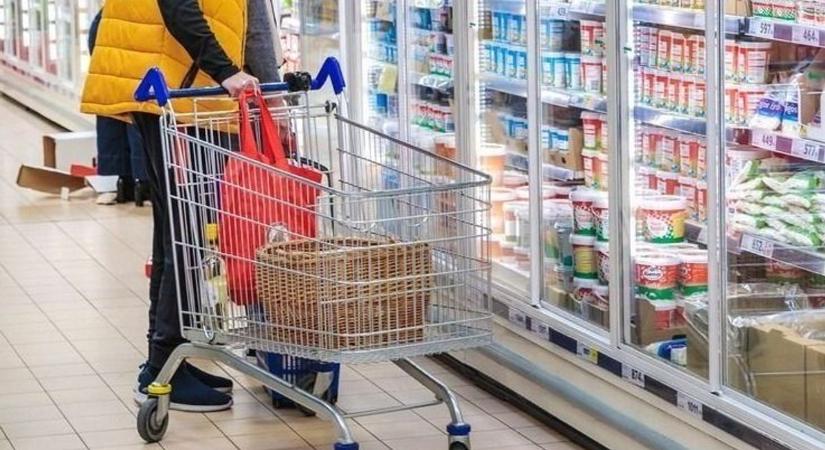 Nagy a baj! Vissza kellett hívni a népszerű ásványvizet, két miskolci hiper is tele volt vele