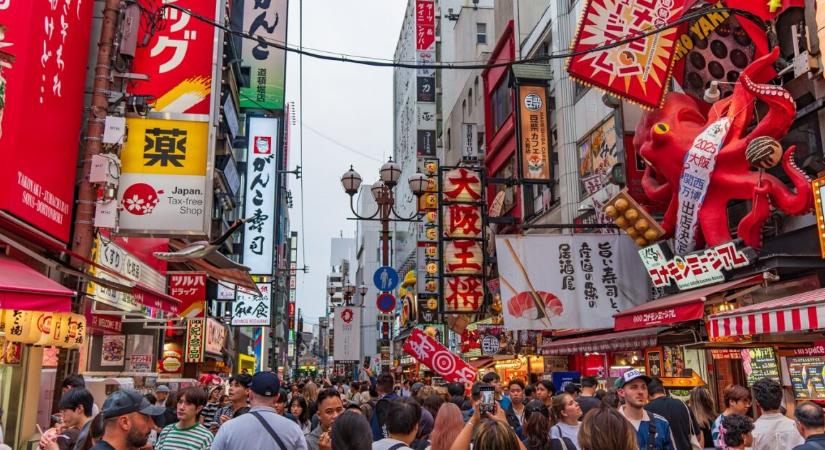 55 év után újra találkoztak – egy férfi visszaadta a közös fotót a nőnek, akit 1970-ben ismert meg