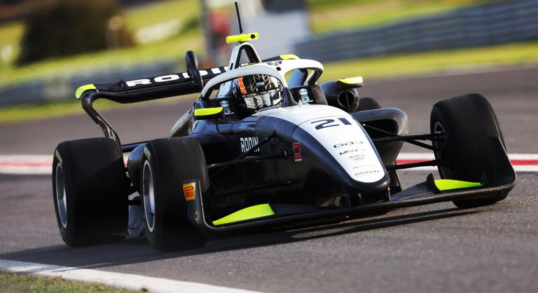 A brit Formula–3 bajnokcsapatánál tesztel a magyar autósport-történelmet író Molnár Martin