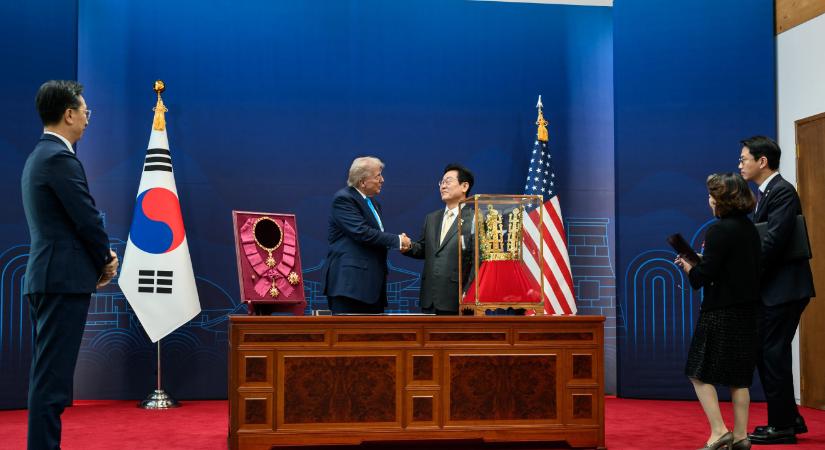 Aranykoronát kapott ajándékba Trump Dél-Koreában
