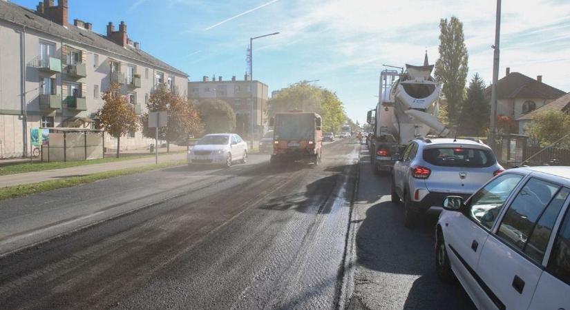 Megkezdték Mosonmagyaróváron a Szent István király út felújítását, dolgoznak a gépek
