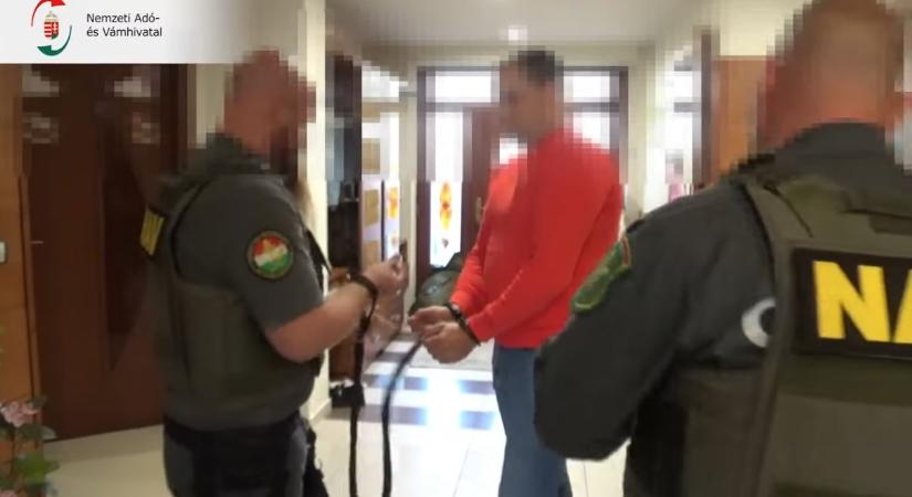 Fagyasztóba rejtette a bűnös úton szerzett eurókat – videóval