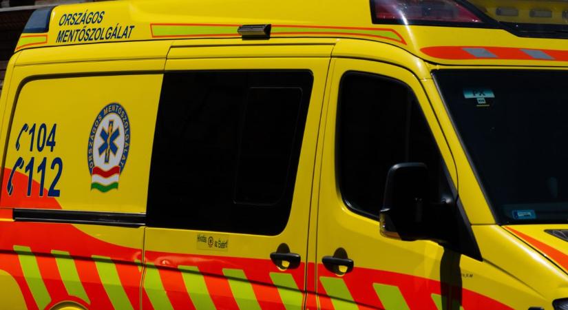 Épület falának csapódott egy autó az 51-esen, kórházba szállították a sofőrt