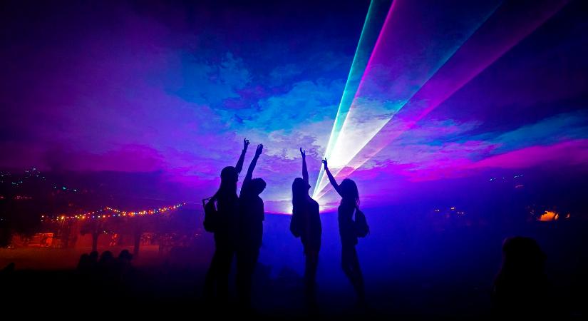 Rendkívüli neve van a Sziget Fesztivál legendás fehér hídjának, ahol embermilliók mentek már át