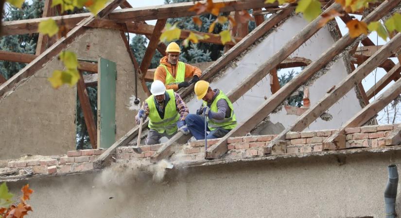 Bontják az egykori irodaépületet – Már sejthető, mi kerül a zalai sajtgyár helyére (galéria, videó)