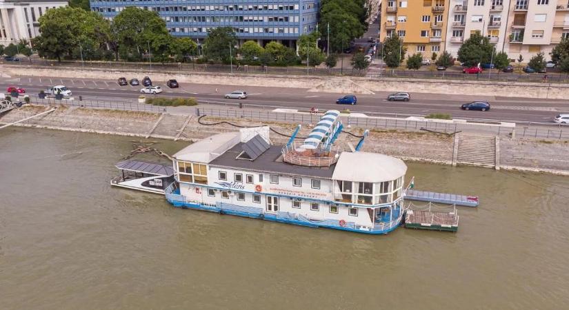 A Duna vízén lebegő, szó szerint regénybe illő úszóházat árulnak