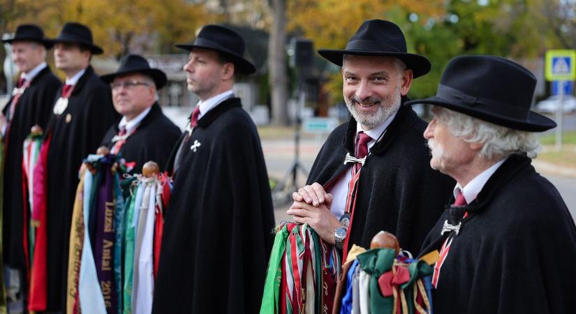 Fotókon Eger hiánypótló szobra, mostantól ő fogadja az autósokat a körforgalomban