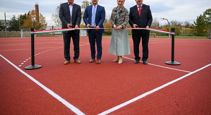 Átadták a felújított bárándi sportpályát