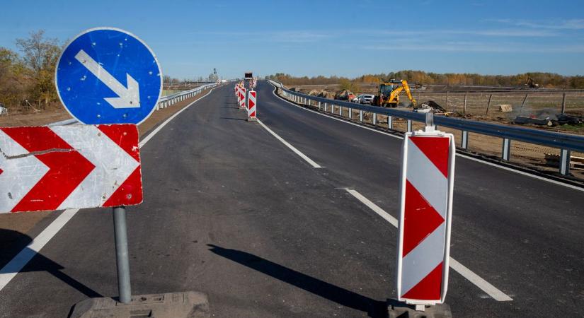 Hamarosan elkészül a kunszállási autópálya-lehajtó, már az utolsó simításokat végzik a szakemberek – fotók
