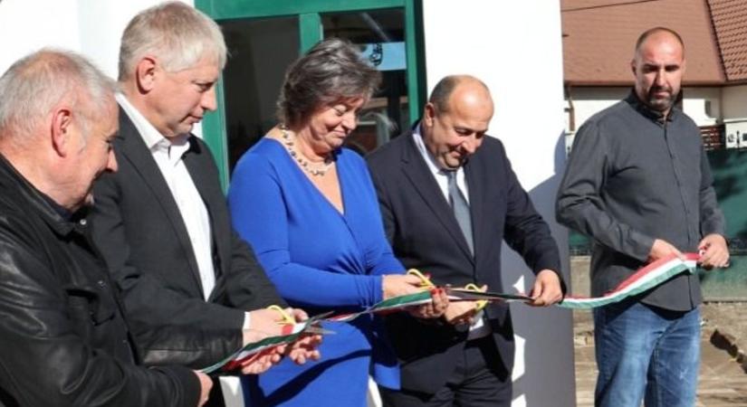 Könnyek között tért vissza a múlt: teljesen megújult Szőny ikonikus épülete