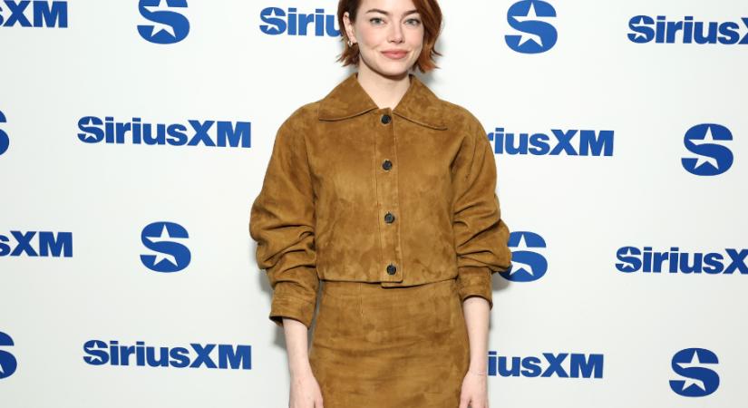 Emma Stone barna velúrkabátja az ősz legnagyobb kedvence – elegáns és sikkes