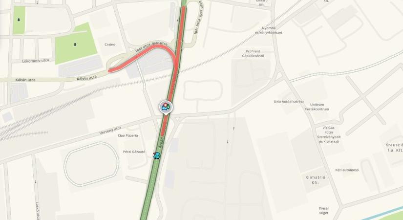 Négyes karambol miatt lebénult Pécs egyik legforgalmasabb útszakasza