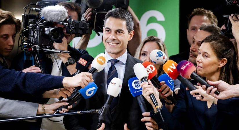 A jobbszéltől a középre indult Hollandia