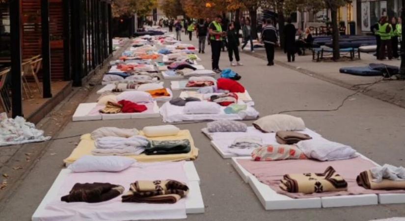 A szabad ég alatt, matracokon éjszakáznak Inđijában az egyetemisták (Fotó, Videó)