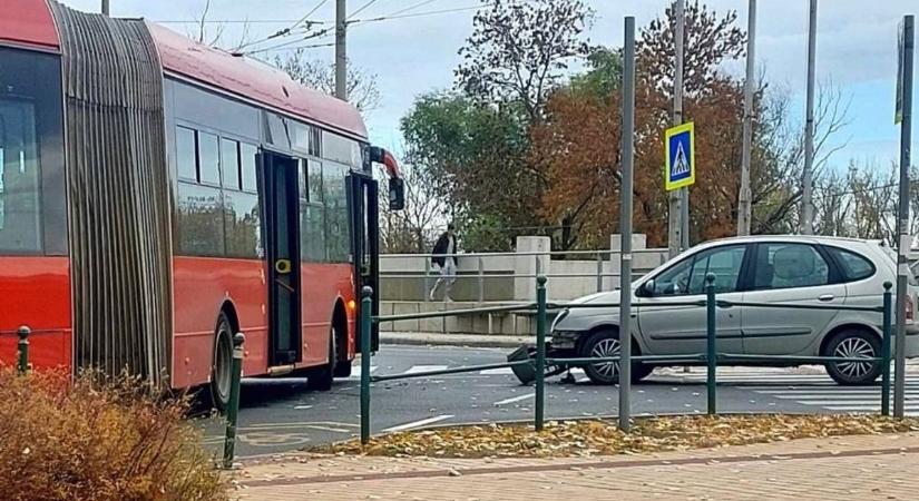 Koccanás a szegedi rakparton: trolibusz és személyautó ütközött