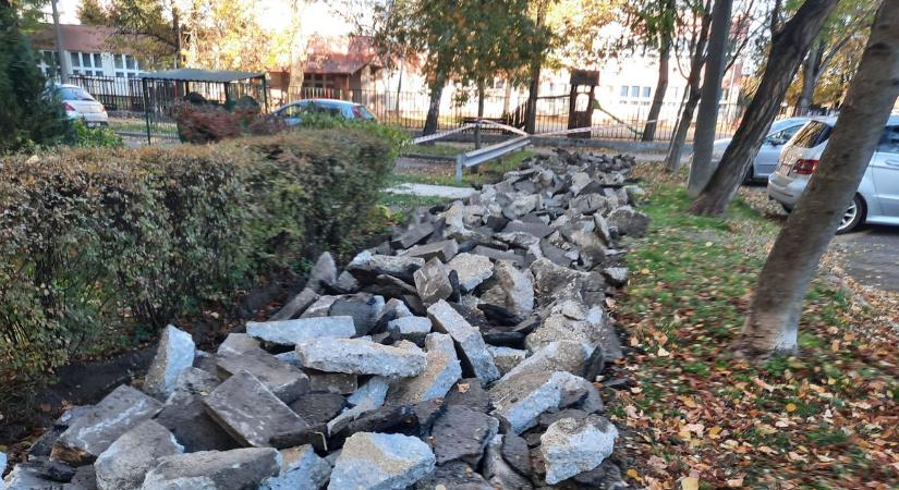 Autósók, figyelem! Nyíregyháza több városrészén járdát építenek