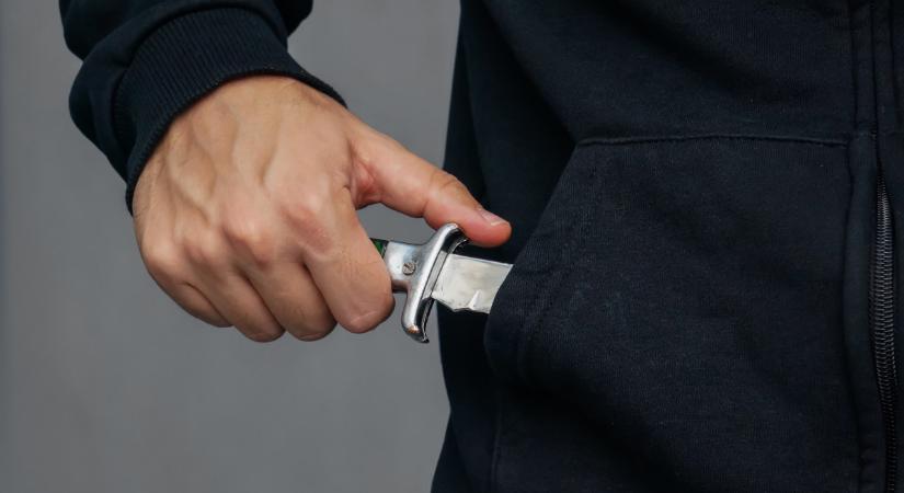 Durva vita volt, megkéseltek egy albérlőt