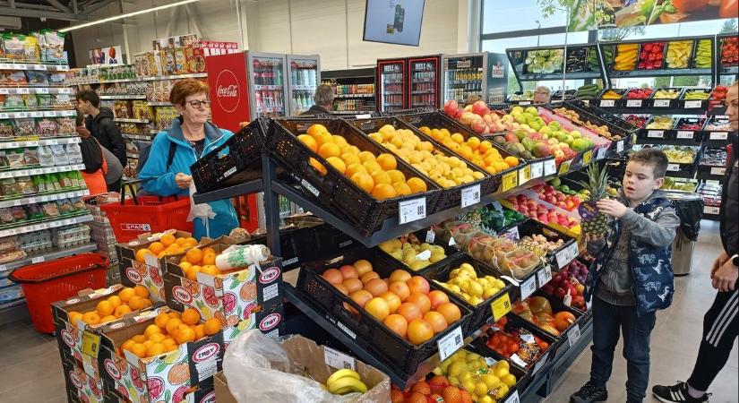 A vásárlók kedvére kívánnak tenni – lelkes munkatársakkal nyitott üzletet egy multi a zalai városban (galéria, videó)