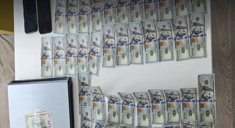 Hamis dollárokkal akartak Iphone-okat vásárolni Kijevben