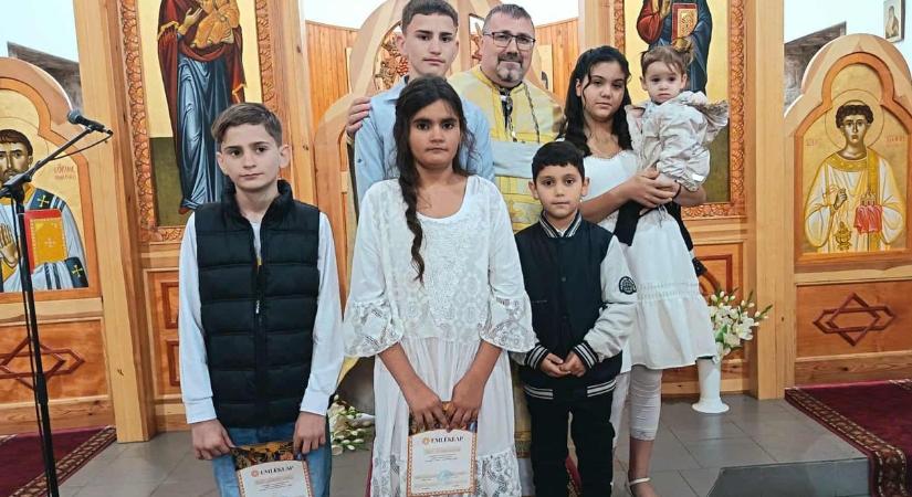 Nehéz sorsú gyerekeket kereszteltek meg a cigány egyházban