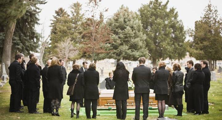 Rémes trükkhöz folyamodott ez a férfi, hogy kiderítse, ki menne el a temetésére