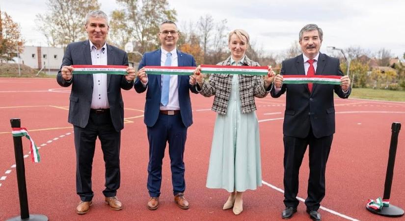 Tülekedtek a fideszes politikusok Bárándon – átadtak egy rekortán pályát