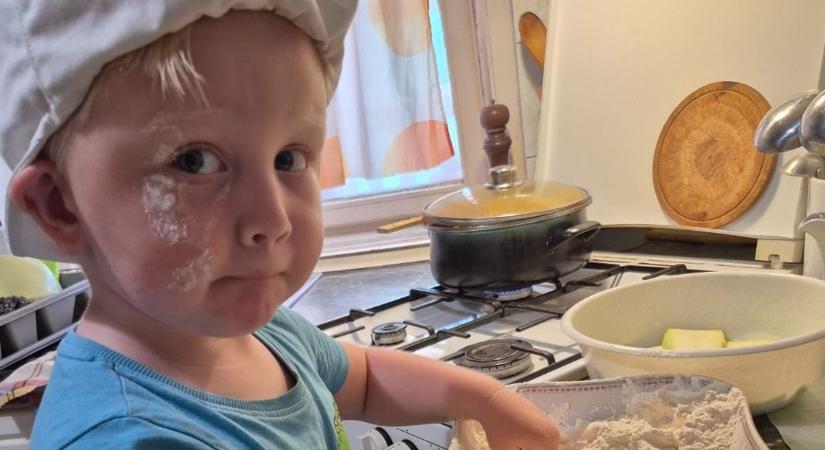 Vincent meghódította a TikTokot – A szőke kis séf, aki mindenkit levesz a lábáról! (videó)