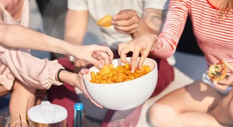 Tudatos evés esti órákban: miért nem jó ötlet nassolni a kanapén – és mit csinálj helyette