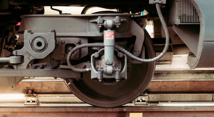 Változtat a kisiklott motorvonat miatt a MÁV