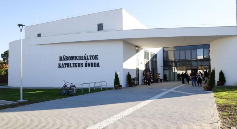 Tiszafüreden megépült az ország egyik legszebb óvodája – az államtitkár is csak ámult