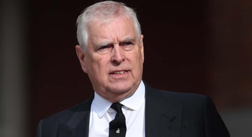 III. Károly megfosztotta öccsét a hercegi címétől