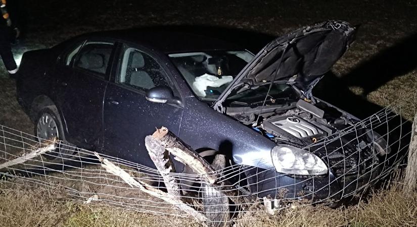 Letért az útról és kerítést szakított át egy autó Halas közelében – videóval