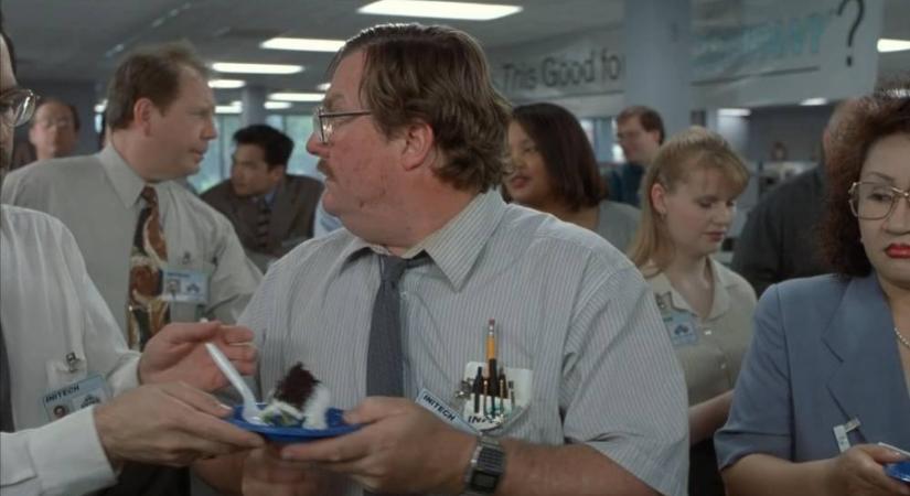 Hivatali patkányok: Amikor a „főni” hozzánk szól, és mi legszívesebben Cherylként válaszolnánk a ’81-es Evil Dead 35. perc 40. másodpercétől (kritika)