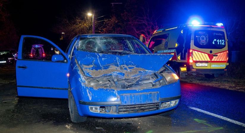 Kivilágítatlan munkagépbe csapódott egy autó Öttömösön: ketten kerültek kórházba – galériával