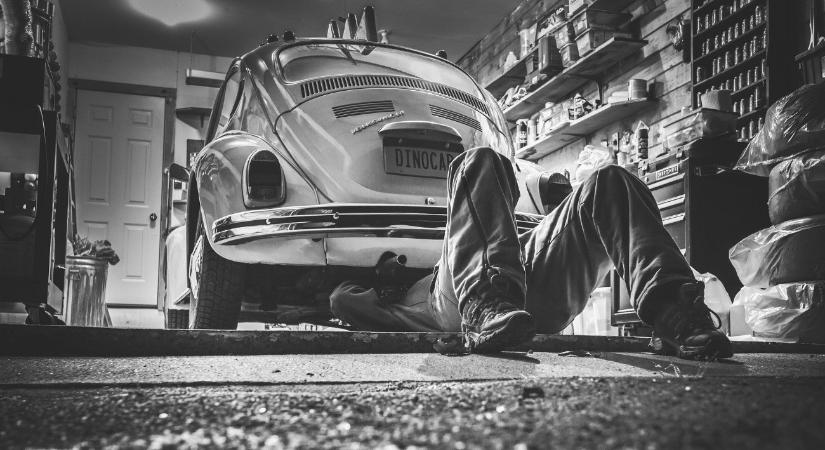 Csúnyán leszerelte a szerelőt a szerelőakna – videó