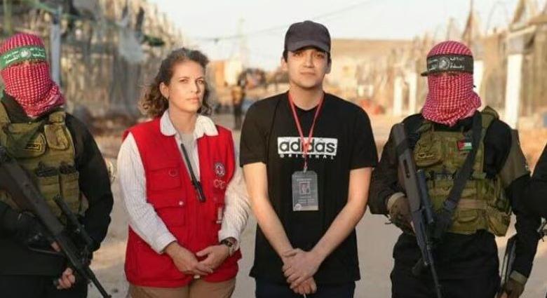 Előléptették a szabadult túszt, aki 584 nap fogság után ismét katonai szolgálatra jelentkezett