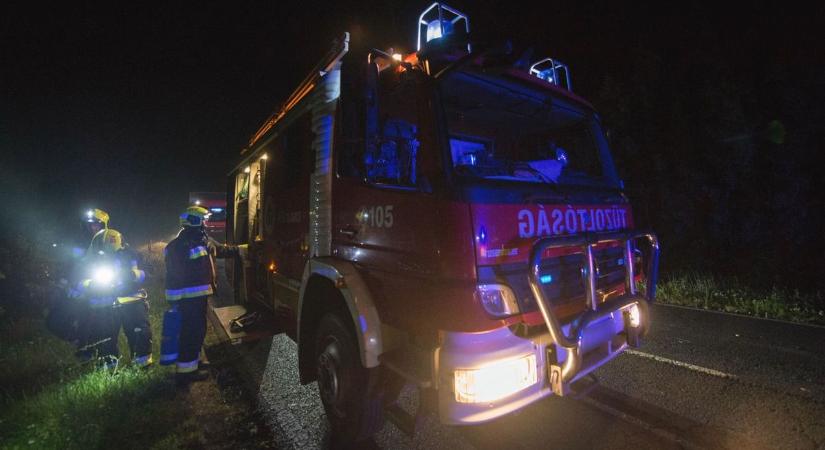 Brutális baleset: feszítővágóval tudták csak kiszabadítani a sofőrt, mentők is siettek Hajdúvidre!