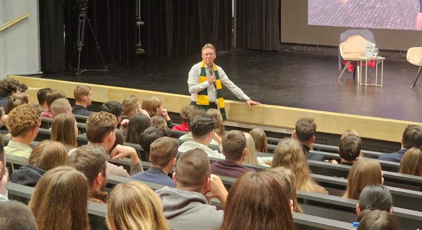 Kulturális miniszter Debrecenben: “A külföldi diákok nem vehetik el a férőhelyeket a magyar egyetemistáktól”