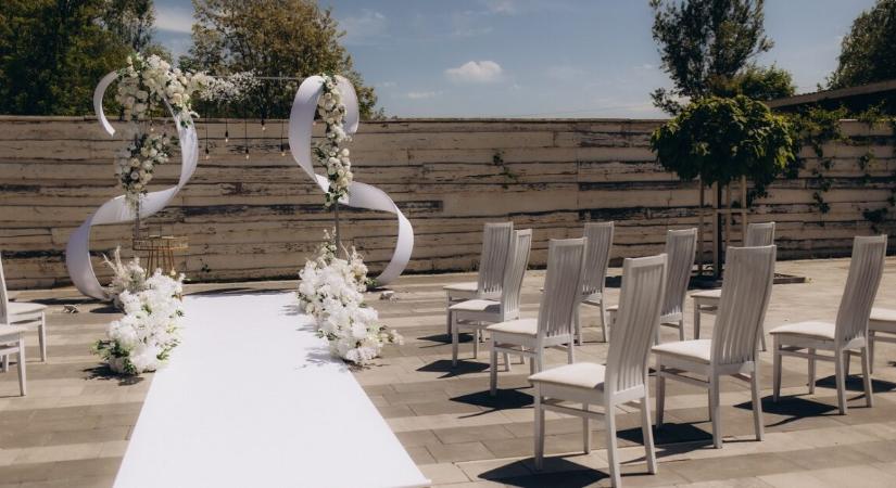 Életmentésből esküvői meghívás