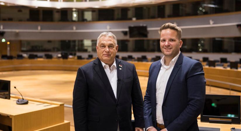 A kormány elismerte a 444-nek, hogy a megafonos Bohár Dániel a kormányzati delegáció tagjaként vett részt EU-csúcsokon