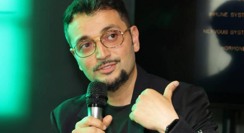 Örökké akar élni a 41 éves orvos, ilyen bizarr dolgokat tesz érte – Fiatalító rutinjával sokkolta a netet