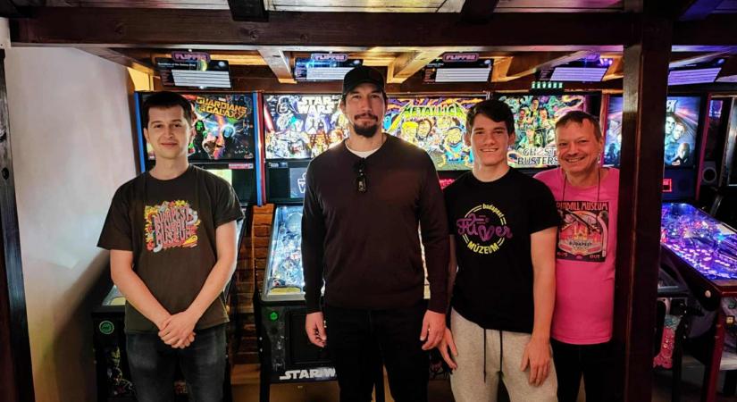Adam Driver a budapesti Flippermúzeumban járt