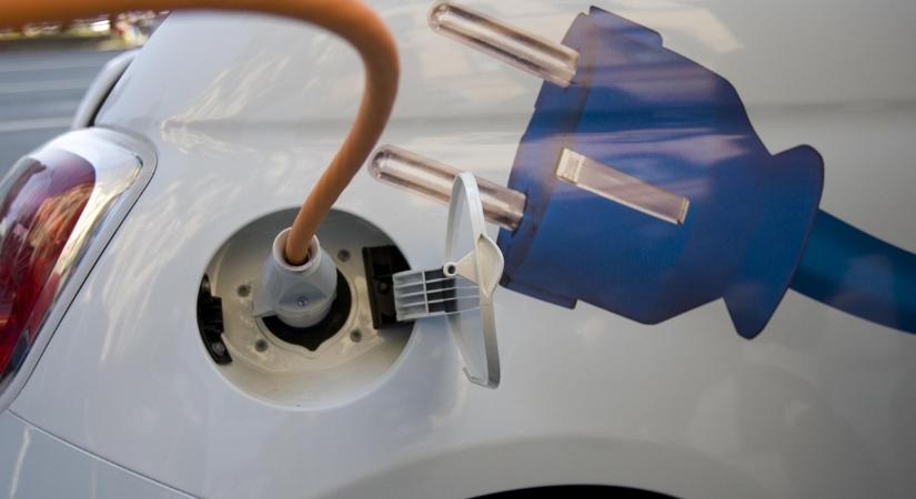 Elektromos gépjárművek: adókedvezmények, áfalevonási előírások, költségelszámolás, otthoni töltés