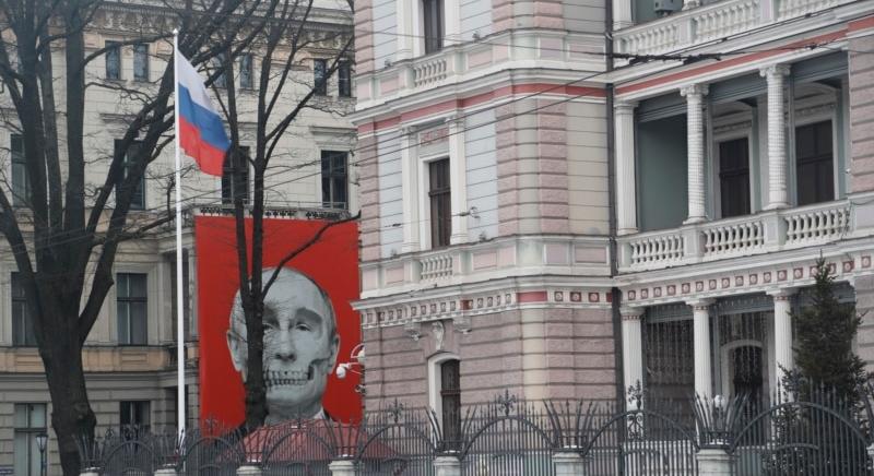 Hogyan trollkodják szét az orosz nagykövetségek környékét az ukrajnai háború miatt?