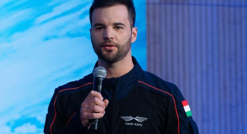 Kapu Tibor űrhajós a Csillag Születik gyönyörű énekesnőjével állt össze