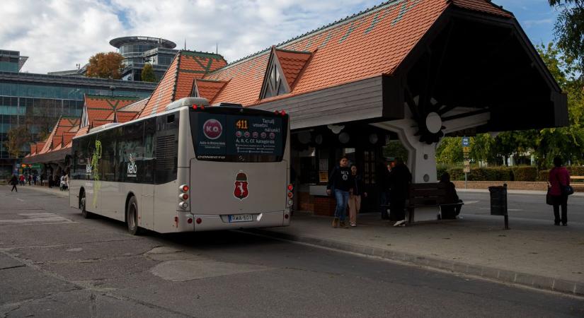 Díjmentes parkolás, korlátlan tömegközlekedés: így működik az új rendszer Kecskeméten