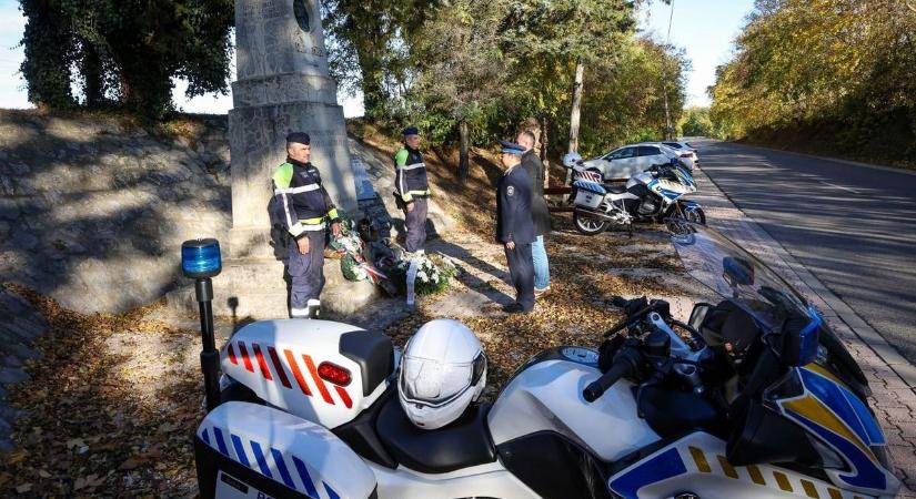 Lovaskocsiba ütközött a motoros – itt történt Magyarország első, bejegyzett halálos balesete (Videó)