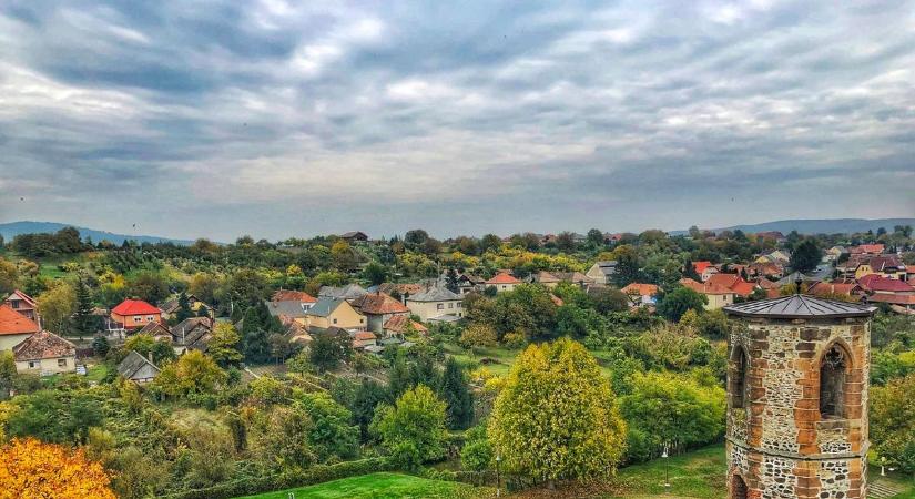 Bármikor fegyverdörgés verheti fel a hevesi kisközség nyugalmát